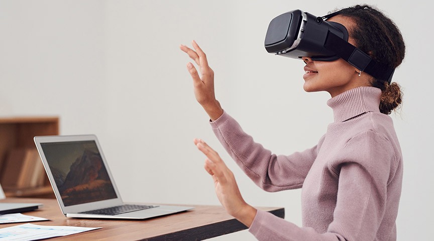 Eine Studentin im Virtual Reality Labor.
